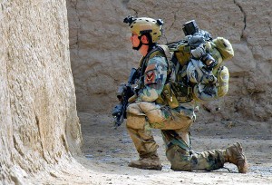 cam aşa arată, complet echipat pentru luptă, unul din oamenii din Green Berets. ISIL o să afle în curând de ce sunt în stare aceşti militari de elită ai Occidentului.