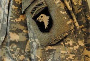 Emblema Şoimilor Urlători, pe o uniformă de luptă din zilele noastre