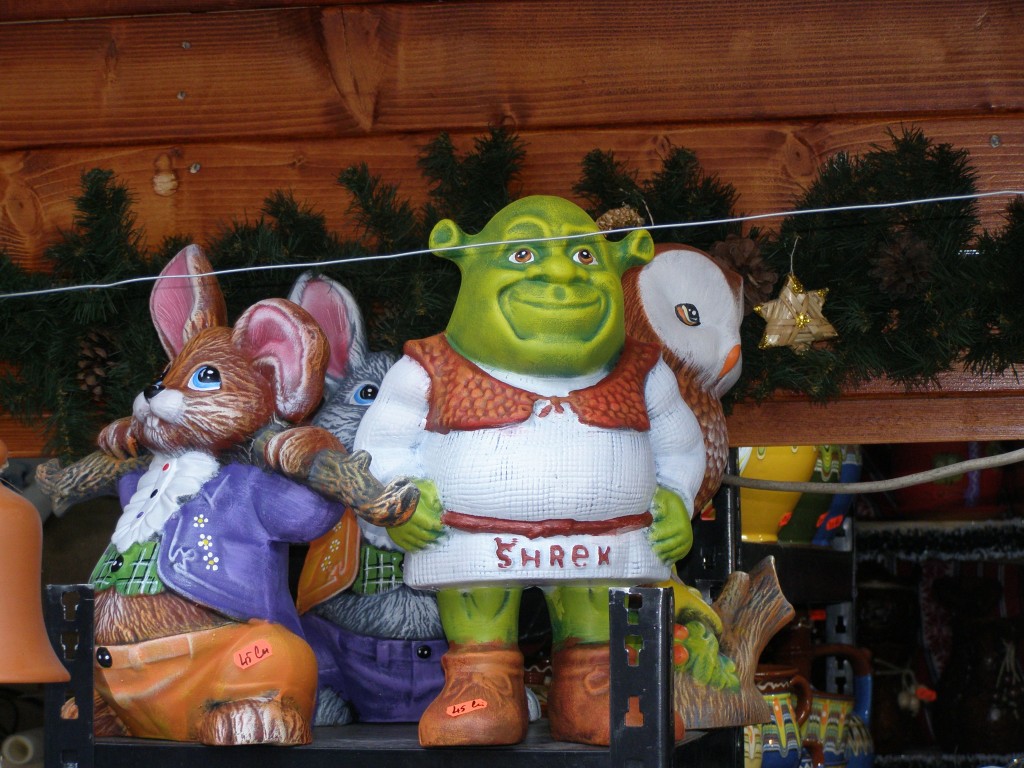 Ce zici: mai degrabă Shrek, sau mai degrabă urecheatul de alături? Sau, mai bine, amândoi?