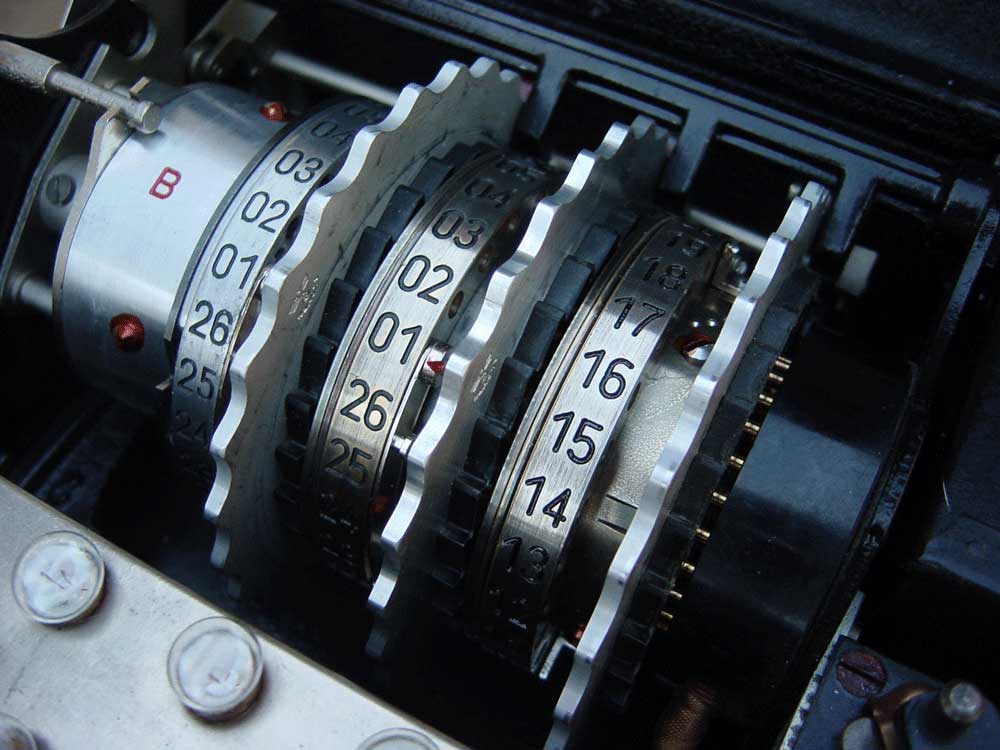 Sistemul complex de rotoare al maşinii de critat Enigma a fost, o vreme, un avantaj enorm al GermanieiŞ dar doar până când critanaliştii britanici de la Bletchley Park nu s-au pius pe treabă, lăsând Reich-ul, practic, fără secrete strategice