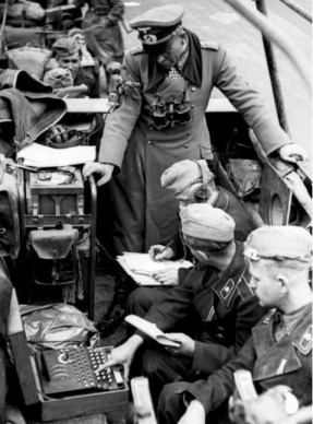 Generalul Guderian, în timpul campaniei din Franţa, în 1940, într.o maşină de transmisiuni înzestrată cu sistemul Enigma