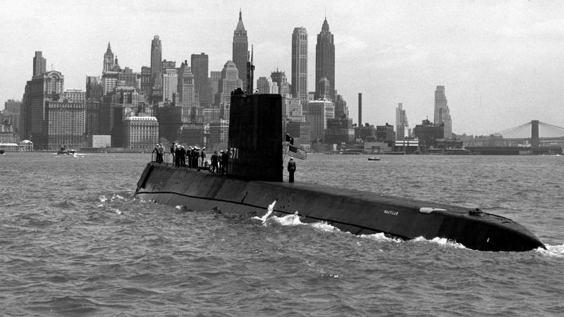 1958, în largul postului New York: Nautilus în marş, la suprafaţă
