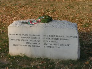 Monumentul comemorativ al lui Iancu de Hunedoara, Belgrad, noiembrie 2010: coroana din frunze de laur arată totdeauna impecabil. 