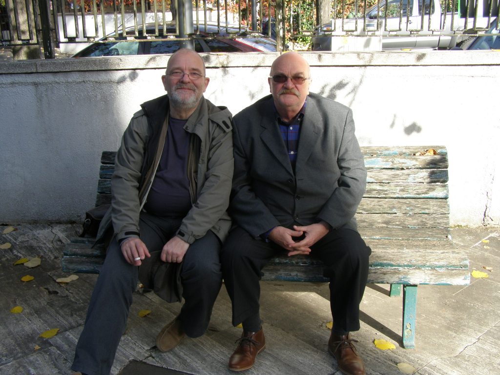 Adrian Stănescu şi cu mine mai avem nişte poze făcute împreună, acum vreo 10 ani, în Grecia. Şi nu-i drept: nu suntem, încă, moşi de tot zbârciţi, ci doar niţel mai albi la păr, la mustăţi şi la barbă. 