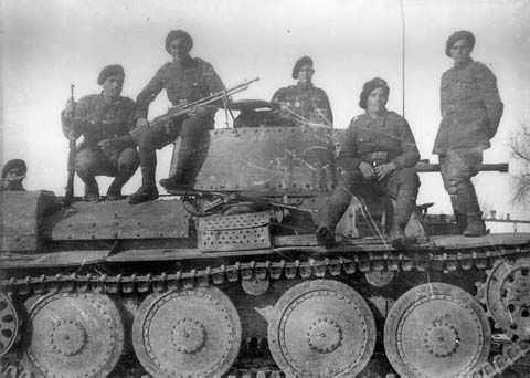 Vânători de munte români, pe un tanc rusesc de tip T-38, capturat. Nu contează, cred, locul exact unde-i făcută această fotografie, fiindcă eroismul, eficienţa în luptă şi sacrificiul acestor militari români de elită au fost evidente şi-n Est, şi-n Vest. Dumnezeu să-i odihnească în pace pe toţi cei căzuţi la datorie, ştiuţi sau neştiuţi!
