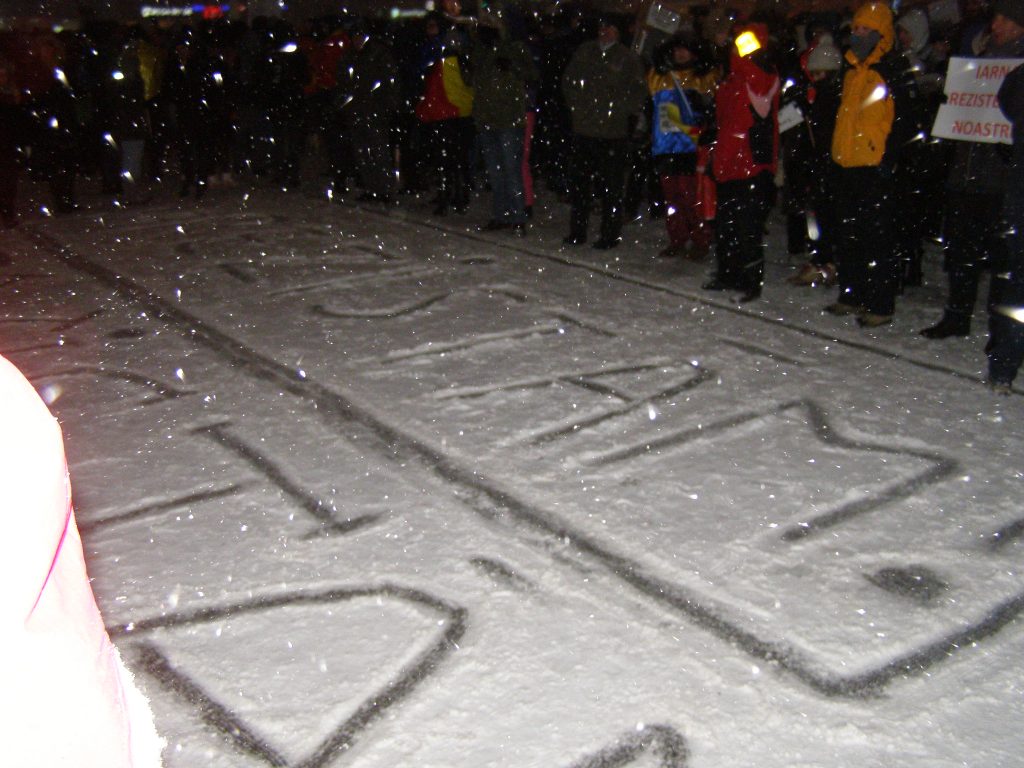Mesaj clar, scris pe zăpada din Piață. 