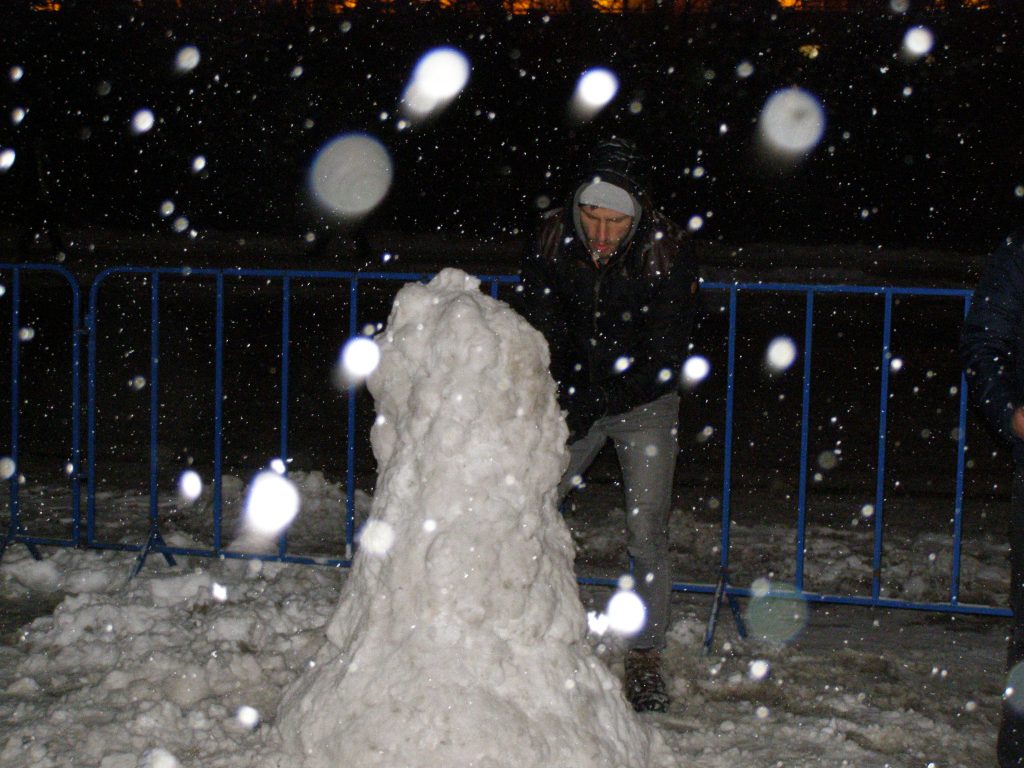 Sunt curios: ce pancartă va purta omul de zăpadă din fața Guvernului? 